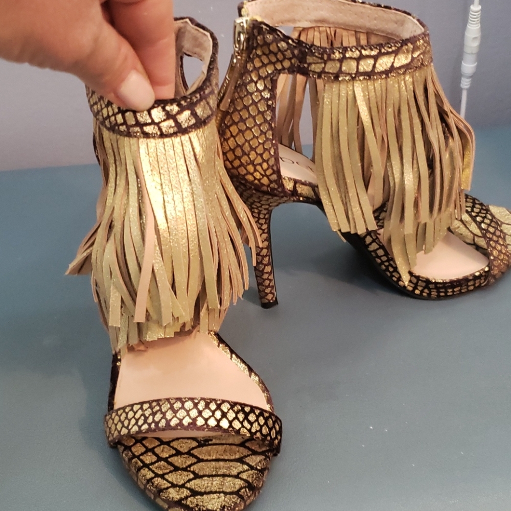 Bebe Salomeh fringe heels  gold and black s5